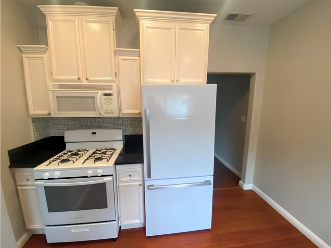 Building Photo - Spacious Kensington Home with Hardwood Floors and Fireplace
