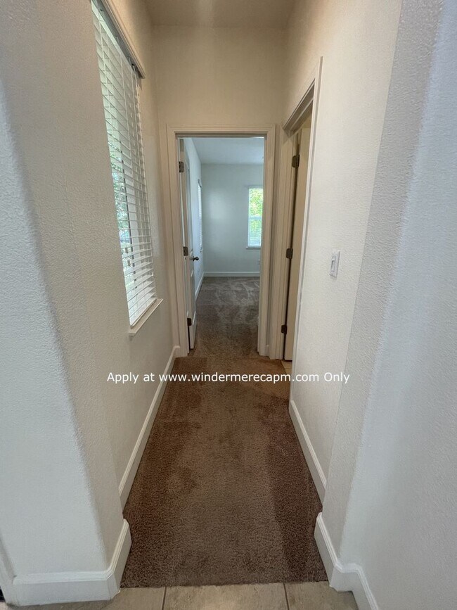 Building Photo - 4 BDRM 3 BA Bright Home with Open Kitchen ...