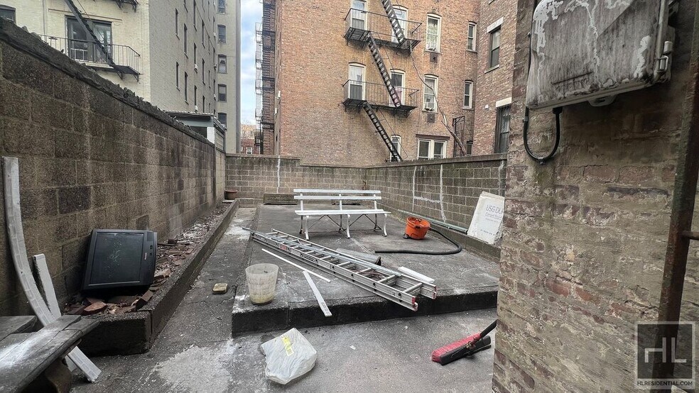 Building Photo - LARGE AND BRIGHT 1 BEDROOM / WITH LARGE BA...