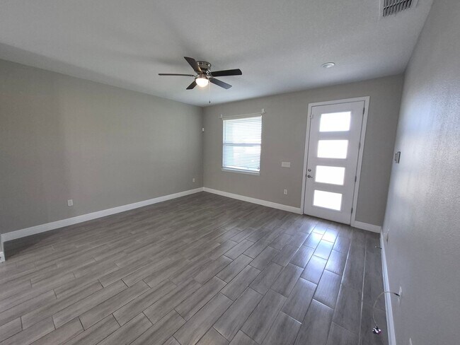 Building Photo - 642 Desmoines Ct