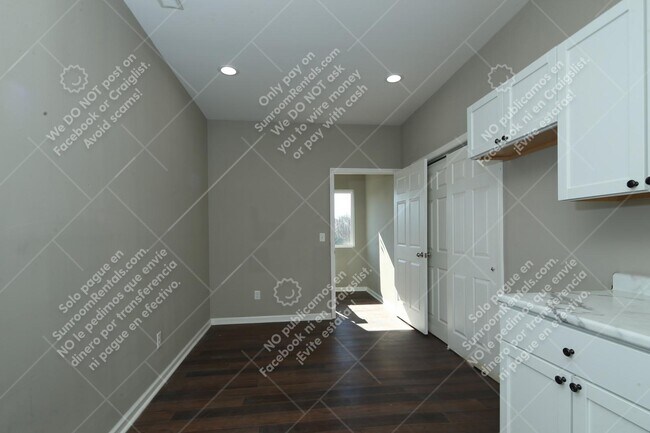 Building Photo - 330 N Randolph St A