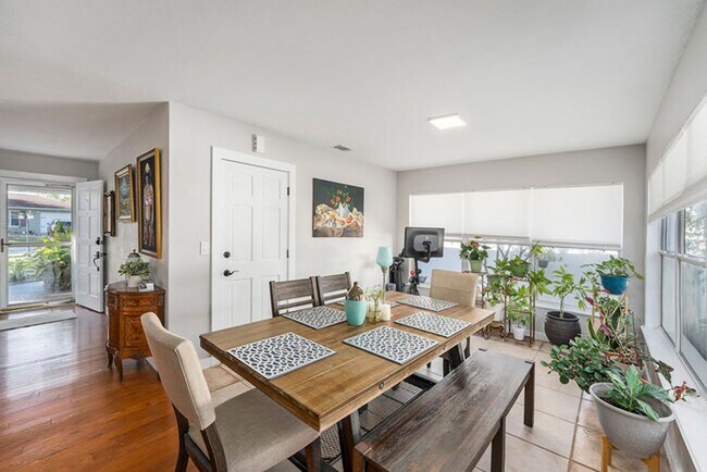 Building Photo - Single Family Home in Sunny Park Groves