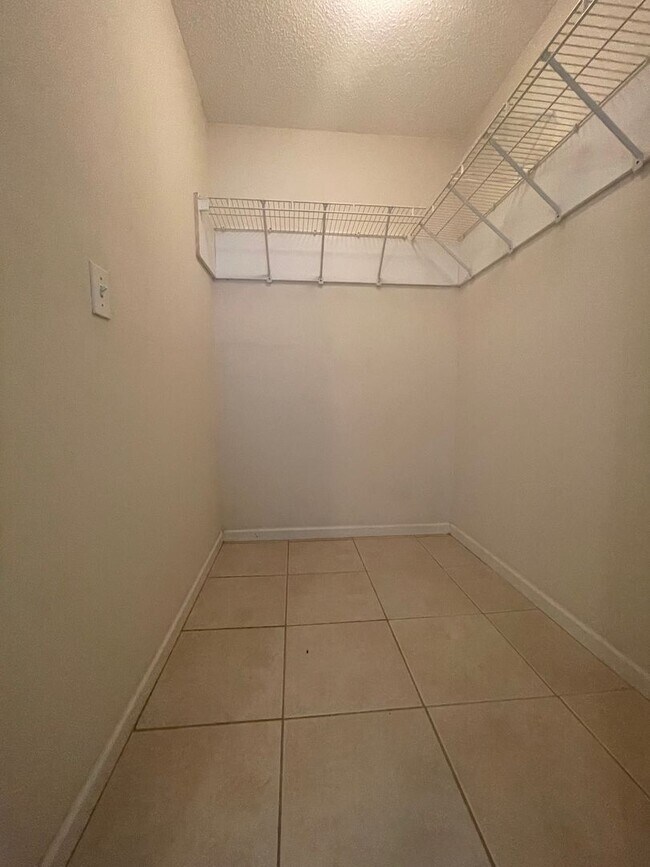 Building Photo - Spacious 1B/1B Unfurnished Condo near Beach in the Heart of Destin!