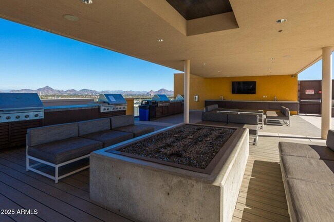 Building Photo - 100 W Portland St