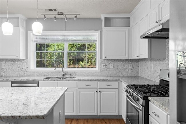 Building Photo - 13030 Carriage Park Ln