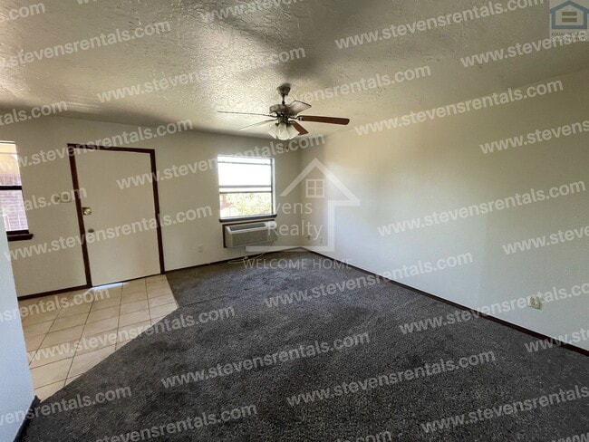 Building Photo - 1912 SW D Ave