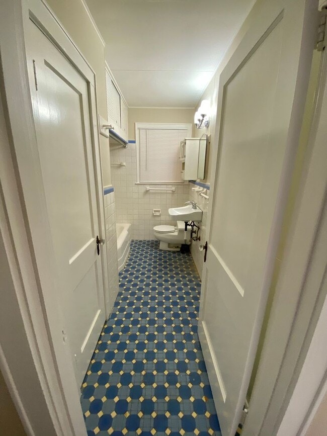 Building Photo - South Highlands Bungalow for Lease | 71104...