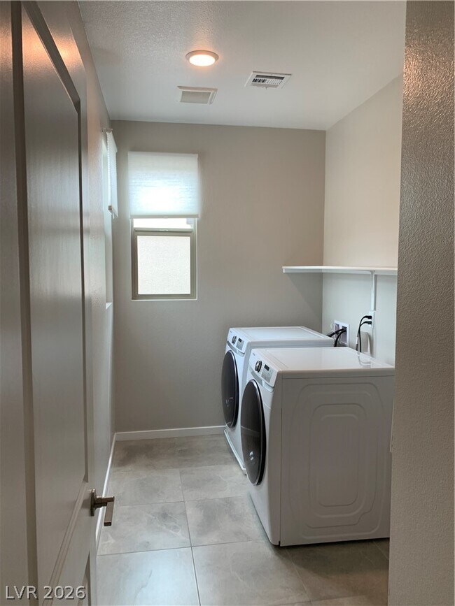 Building Photo - 537 Ruby Mesa Ave