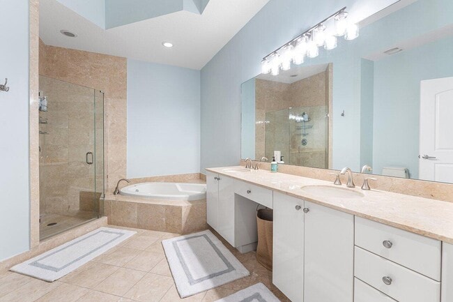 Building Photo - 701 S Olive Ave