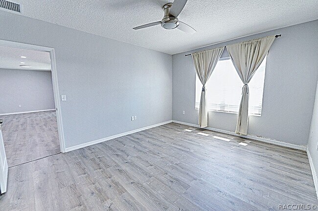 Building Photo - 320 W Runyon Loop