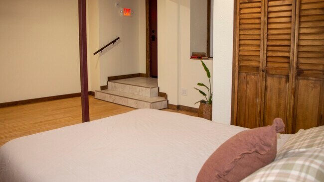 Building Photo - 423 W 1st Ave