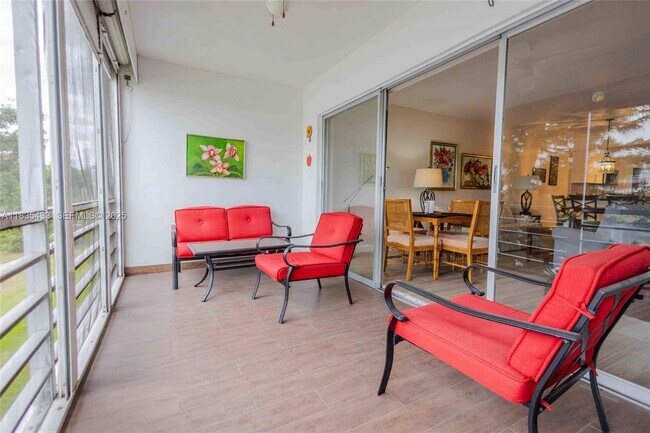 Building Photo - 2751 N Palm Aire Dr