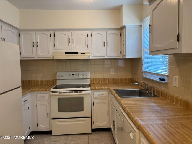 Building Photo - 7A Canton Dr