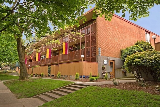 Building Photo - Julie Ann