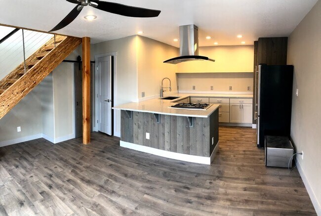 Building Photo - One of a Kind 2 Bed, 2 Bath Home with Gorgeous Mountain Views!