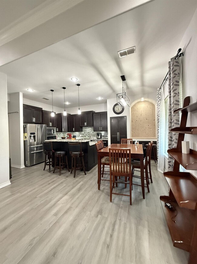 Building Photo - 3811 Sandcliff Dr