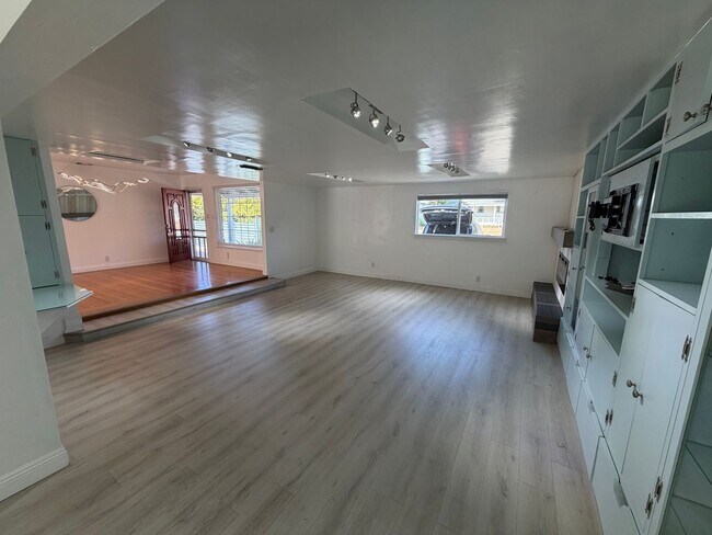 Building Photo - 7210 Zelinda Dr