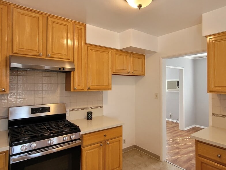 Building Photo - 305 N Palm Ave