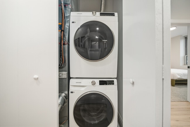 Building Photo - 8900 Windemere Ave