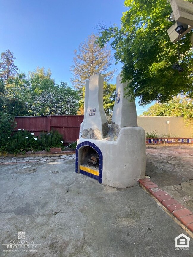 Building Photo - Bright & Cheery 2 Bedroom Home