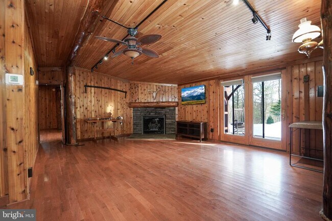 Building Photo - 371 Green Tree Dr