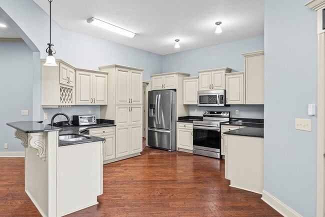 Building Photo - 3 Bedroom 2 Bath Pet Friendly Home For Rent!