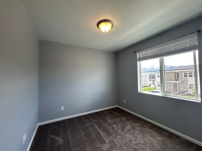 Building Photo - 3 Bedroom 2.5 Bathroom Townhouse in Payson, Utah!