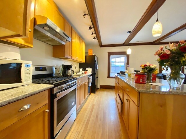 Building Photo - 34 Bentley St