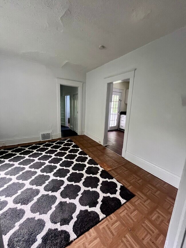 Building Photo - Newly Renovated Single Family Home!