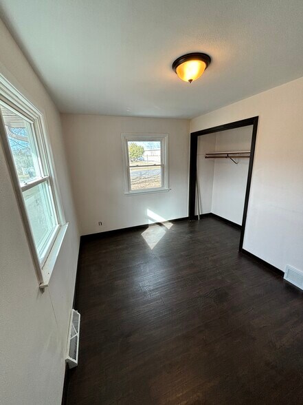 Building Photo - 2047 Ravine St