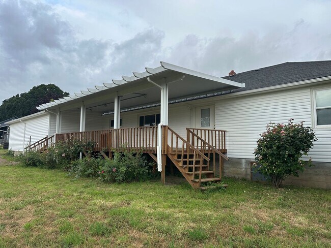 Building Photo - Large 4 Bedroom 2 Bath 1 Story Home with L...