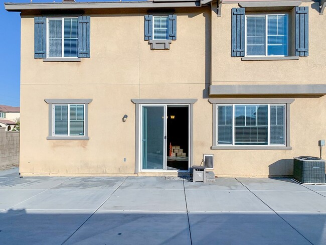 Building Photo - Large 5-Bedroom Home in the Heart of Lake ...