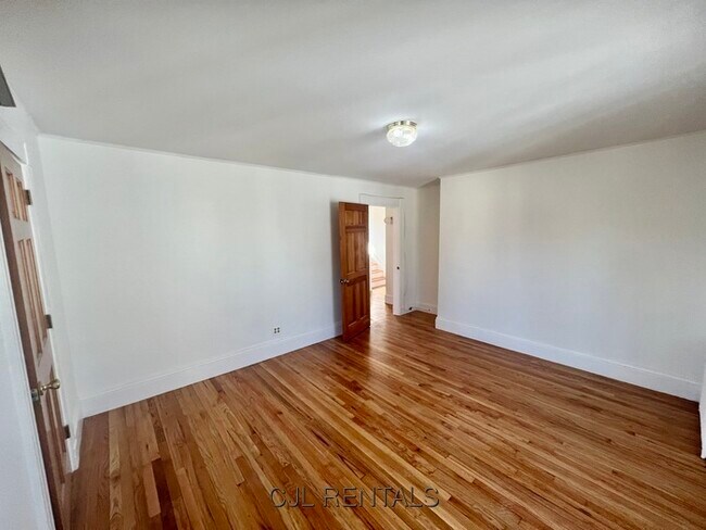 Building Photo - 50 Pond St