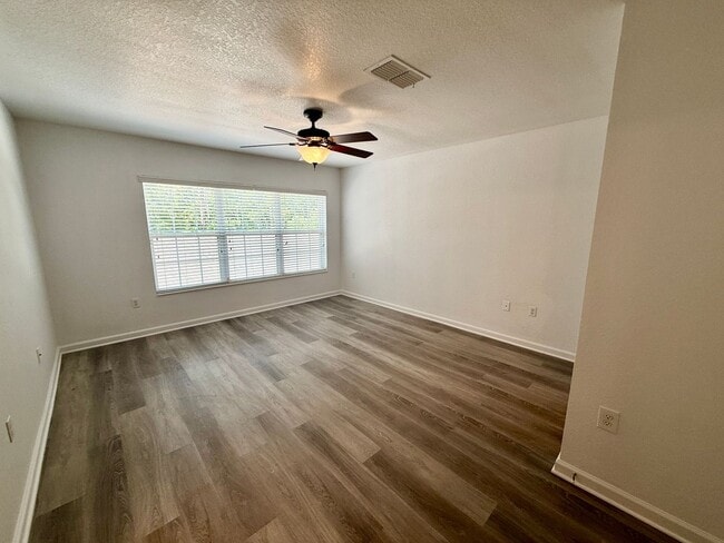Building Photo - Lake Sawyer - Luxury 3/2.5 Condo