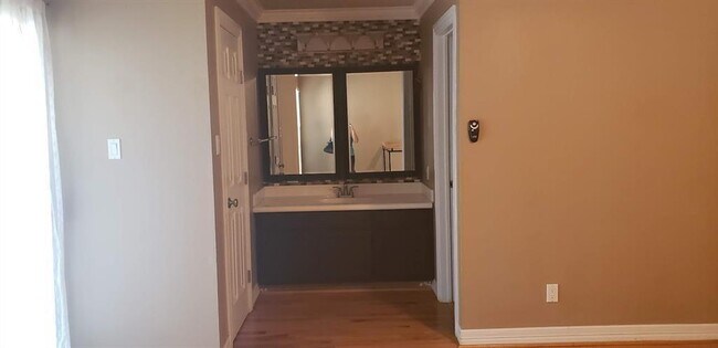 Building Photo - 12755 Mill Ridge Dr
