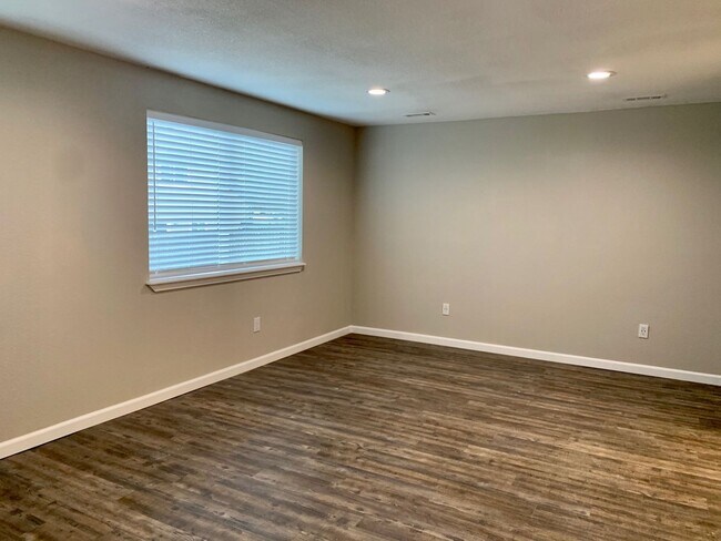 Building Photo - *STUNNING* 3 BEDROOM IN STETSON HILLS