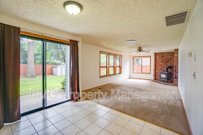 Building Photo - 4017 NE 157th Ave