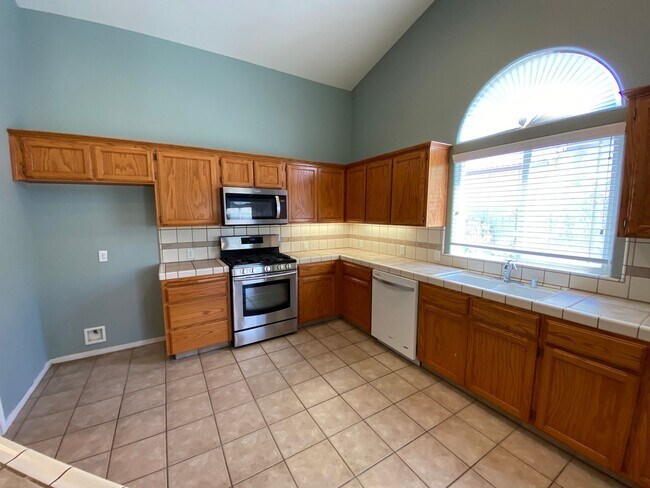 Building Photo - 2643 W Oakridge Ave