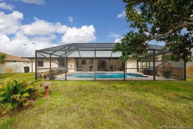 Building Photo - 160 SE Duxbury Ave