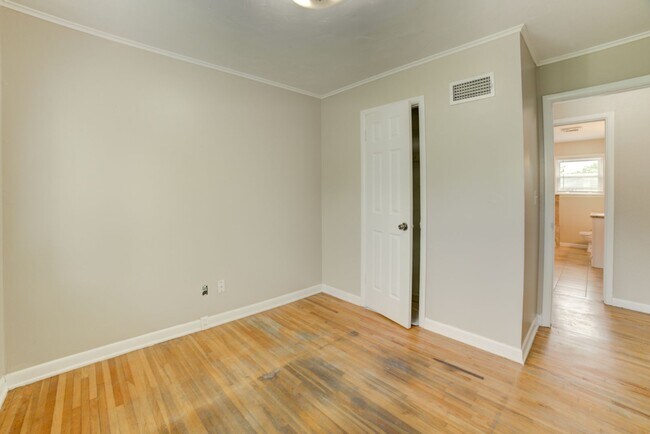 Building Photo - Charming 3 Bedroom 1 Bath near Route 66!