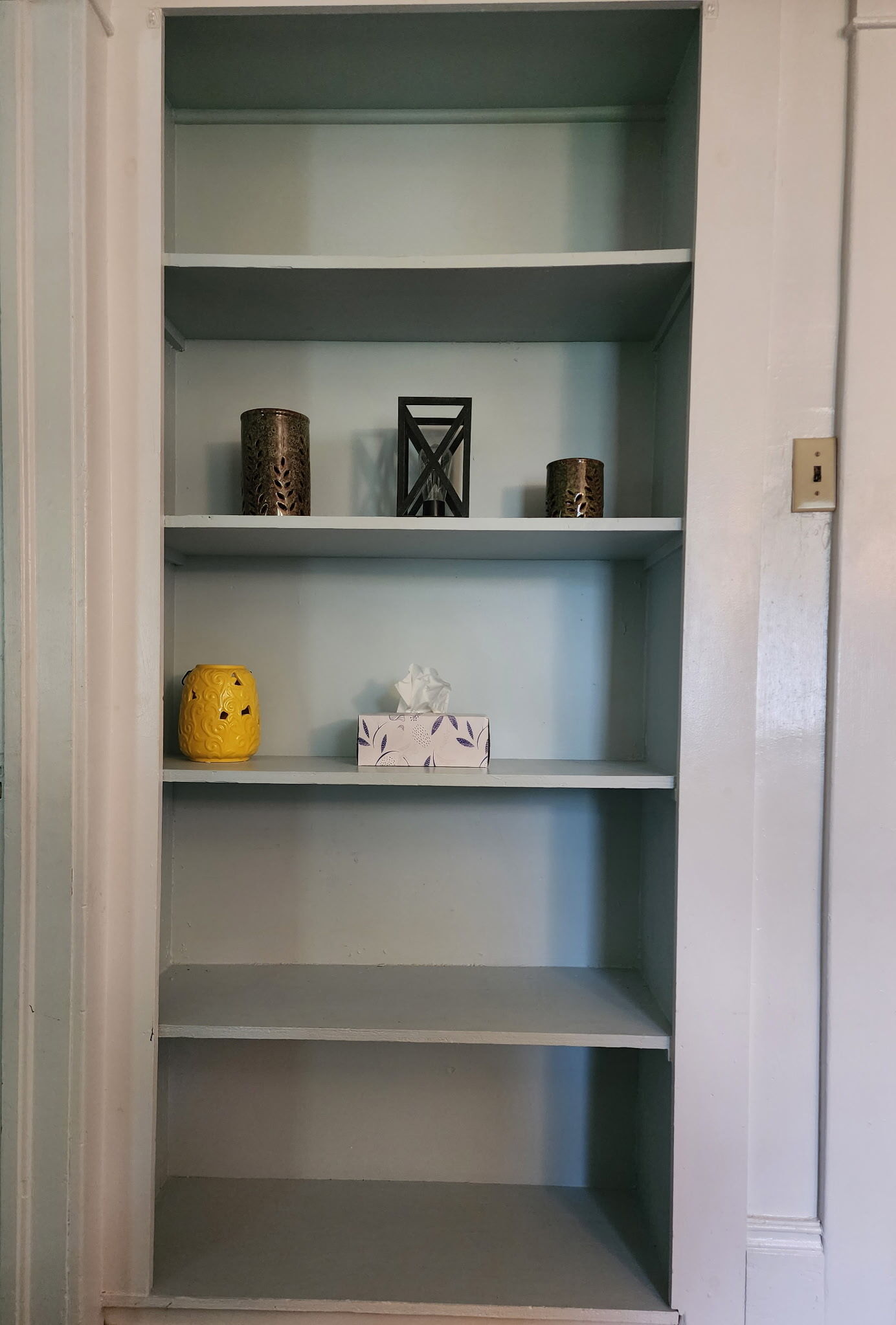 Built-in shelf in living room. - 89 S Main St