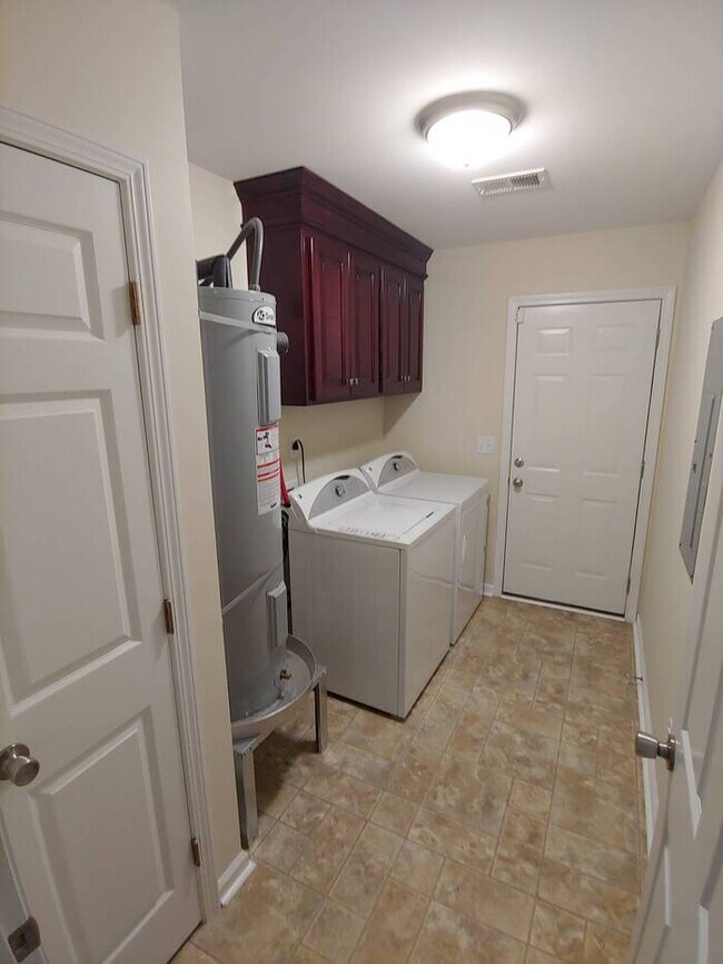 Building Photo - College students welcome