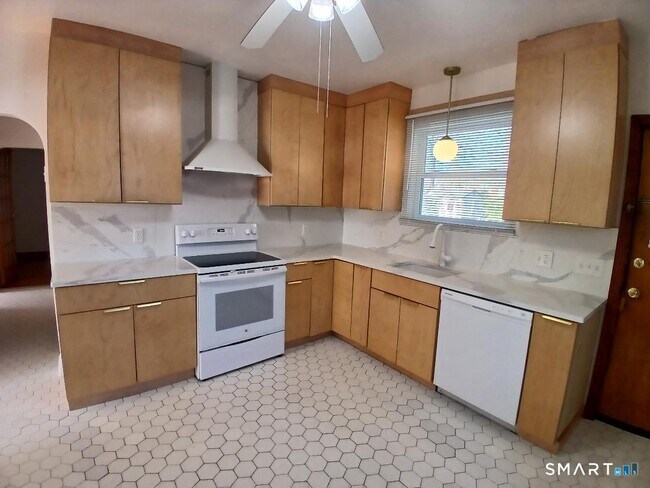 Building Photo - 16 Church St