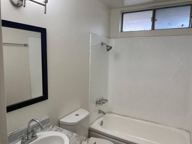 Building Photo - 1.0 bedroom in Canoga Park California 91304