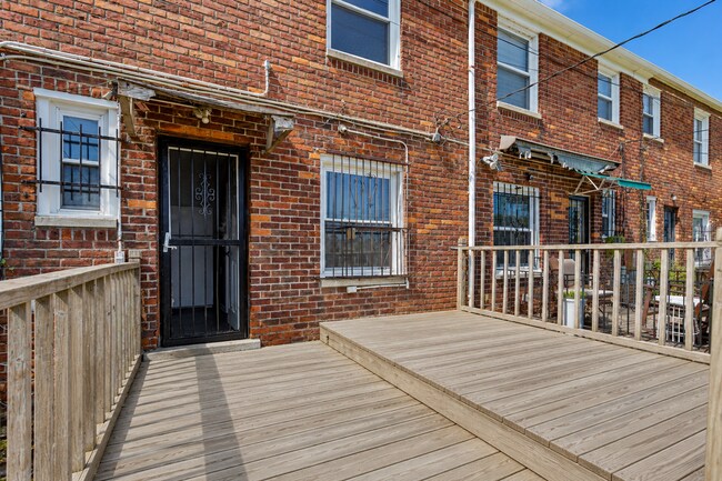 Building Photo - Beautiful updated townhome