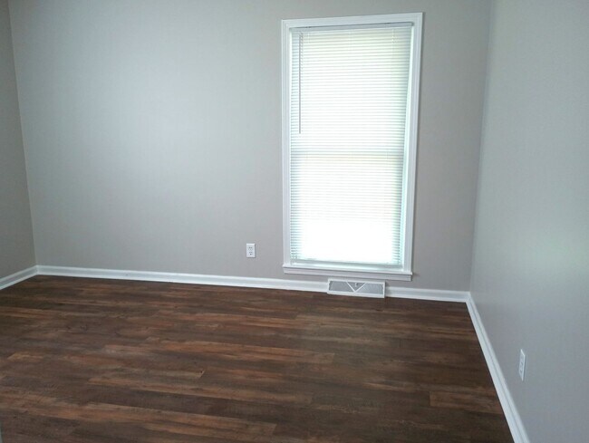 Building Photo - 4 Bedroom 3 Bath Coming Available!!