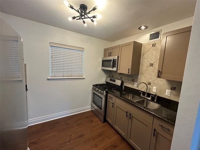 Building Photo - 5612 Grover Ave