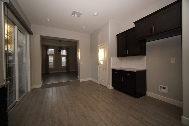 Building Photo - Newer 3 bed, 2.5 bath townhome in desirabl...