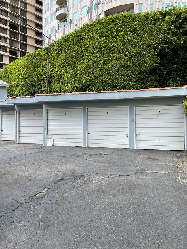 Garage - 10579 Ashton Ave