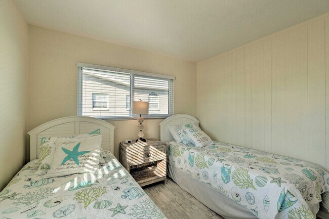 Building Photo - 1017 Pineland Ave